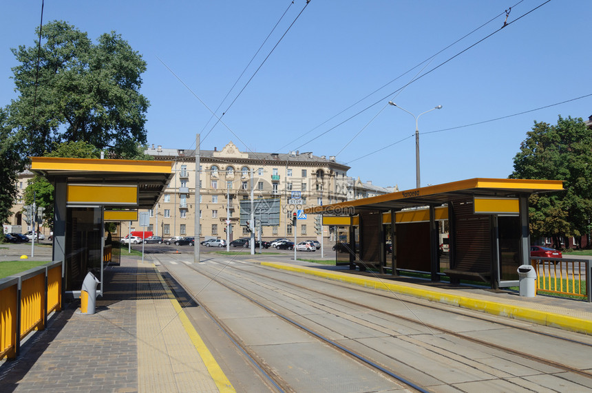 城市景观铁路长椅在白俄罗斯明克Chapaev街中间的Tram站图片