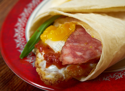 煎鸡蛋和香肠的比塔面包平坦皮饼地中海图片