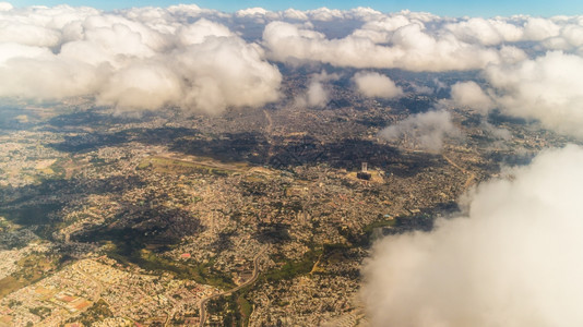 城市的贝拉丘由分布稀少的云层覆盖亚斯贝巴市空中环景图象场图片