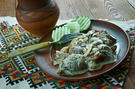 跨喀尔巴阡传统的猪肉肾加蘑菇奶油酱和番茄盘子图片