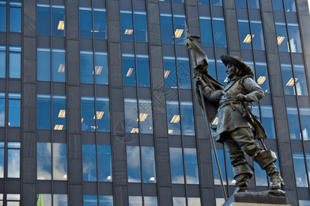 魁北克建筑学塔PauldeChomeedey在加拿大蒙特利尔具有现代建筑背景的保罗德乔梅迪雕像图片