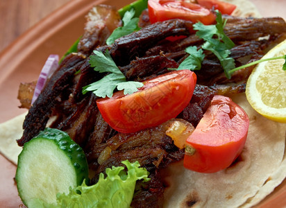红色的Carnitas墨西哥菜配猪肉西红柿和蔬菜美食一顿饭图片