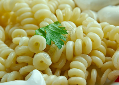 食物新鲜的通心粉Fusilli意大利面条加奶油酱图片