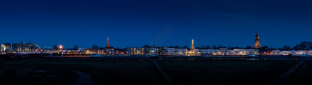 夜间zutphen的天线艾塞尔城市经过图片