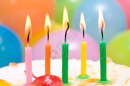 甜点丰富多彩的以色蜡烛关闭生日蛋糕五彩缤纷图片