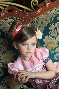 澳大利亚德鲁克尼希穿粉红色衣服的女生肖像特写镜子图片