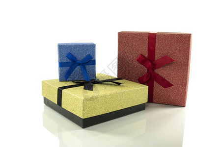 假期星五白色上孤立的红蓝和黄闪亮发光的包装礼物图片