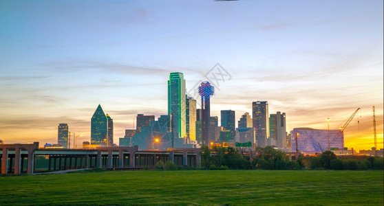 城市的德克萨斯州清晨达拉市中心概况图片