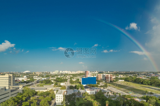 天际线佛罗里达州迈阿密市中心的空景象显示多彩的摩天大楼和拥挤不堪的建筑群文明彩虹图片