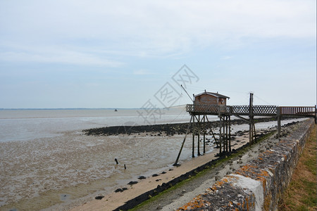 吉伦特法国南部的渔船小屋塔桩图片