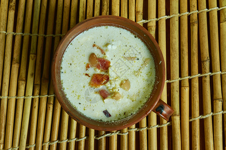 煮熟的鸡奶烤培根野大米汤快关门了荒野食物图片