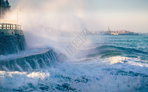 泡沫风暴海圣马洛布列塔尼法国和圣马洛的涨潮冲浪图片