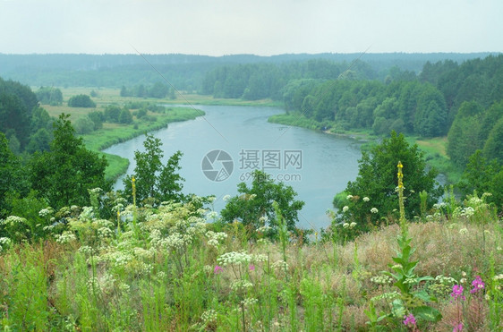 天空五月风雨中的维利亚河海岸水图片