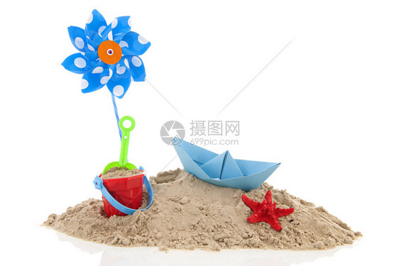 折叠家庭度假夏季沙滩上玩具和在白色背景中被孤立塑料超过图片