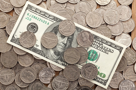 金融的财富商业有美元钞票和铢硬币的货图片
