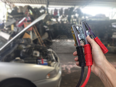 修理电池手持汽车充器对库背景的模糊辆起充电器工具图片