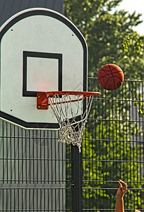 一种球员试图在户外篮球赛中得分网图片