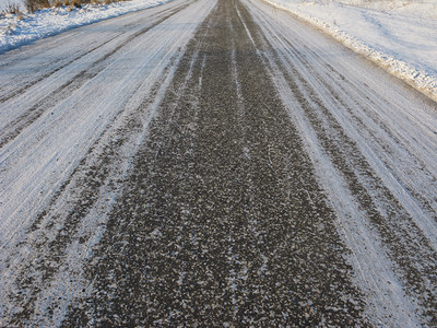 痕迹关闭铺有雪覆盖的沥青路背景胎冬天图片