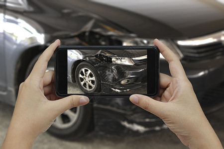 电话后部场景手持智能机在车祸现场拍照为保险事故而发生车祸的现场拍摄图片