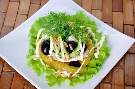 黑色的牛油果开胃菜鳄梨橙子黑葡萄奶油酱洒满花生食物图片