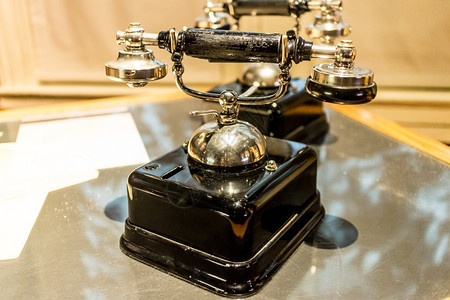 铃声一台古董模拟电话机装有黑箱底座金环和听筒手根据图片