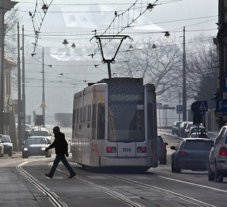 步行路波兰克拉科夫市的一条繁忙街道上的电车行人图片