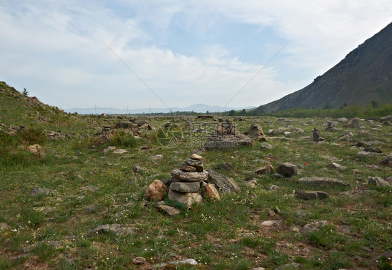 美丽的山间峡谷和溪流图片