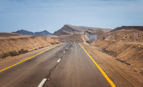 夹杂在山间的公路图片