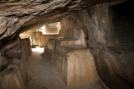 靠近KenkoCaveTemple的内部秘鲁库斯科附近的一座印加神庙寺内部的图片