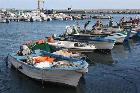 阿尔加维镇传统的葡萄牙南海岸阿尔加韦奥豪斯夸港渔船葡萄牙南部海岸图片