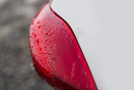 水电脑金属红色车头灯下的雨滴图片