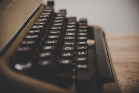 木制桌上的旧式打字机记者作家老的图片