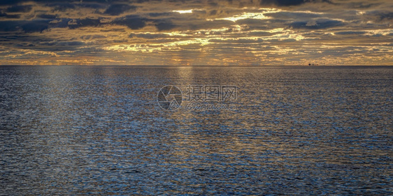 船海滩最后一天的光亮波罗海立陶宛秋天日落海岸浅水点晚上图片