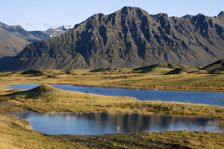 冰岛下的湖泊图片