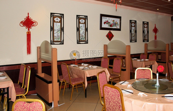 橙墙内部的中华餐馆地桌设置图片