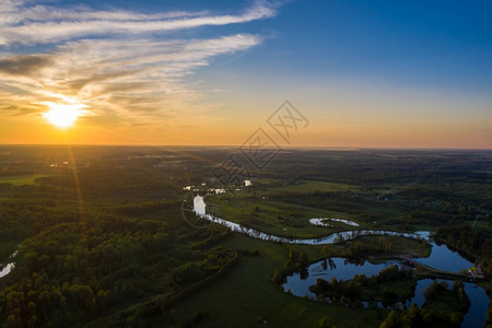 天空特萨一种Ivanovo地区的Teza河上空美丽的橙色日落照片来自无人机图片