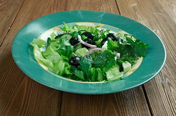 Zahtersalatas带绿叶橄榄和洋葱的地中海沙拉蔬菜盘子一顿饭图片