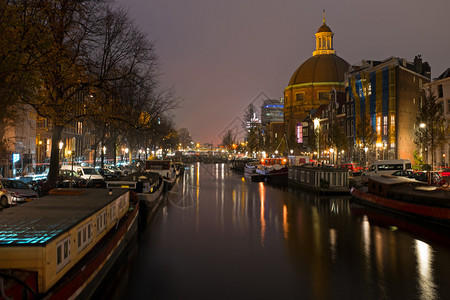 荷兰阿姆斯特丹市风景晚上从荷兰阿姆斯特丹历史的夜晚建筑图片
