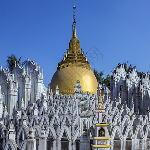 缅甸Bago附近日慕尼佛教寺徒靠近帕果图片