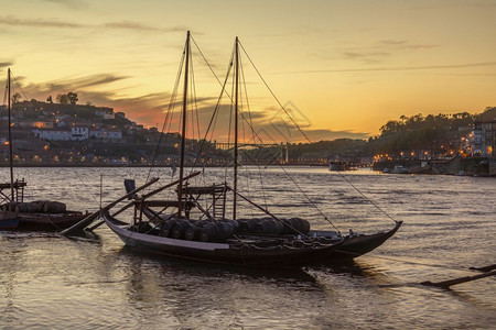 港口葡萄牙波尔图杜罗河上停泊的波特酒船桶葡萄图片