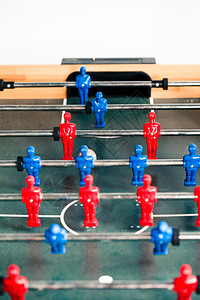 场地桌子玩具参加足球比赛的选手是两个在野球场上竞争对手的选图片