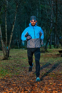 森林里跑步的人图片