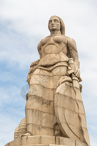 战争为纪念在莫桑比克马普托第一次世界大战中丧生的葡萄牙人而竖立的一面手持盾和另一面有条蛇的女子雕像以纪念在莫桑比克马普托举行的第图片