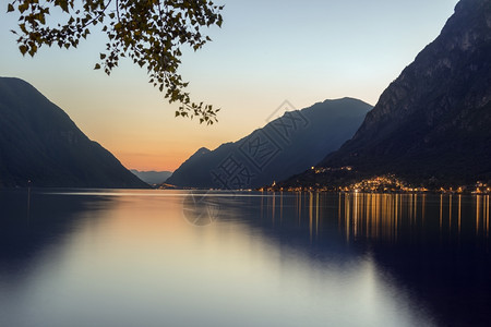 美丽的湖泊风景和山图片