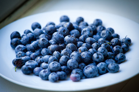 白板上的蓝莓在板上交叉水果食物饮图片