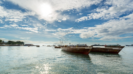 木制的天空老在坦桑尼亚给巴尔海岸漂浮的两艘老木船图片