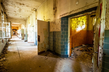视窗破坏在一个废弃的肮脏建筑中长走廊位于一个废弃的肮脏建筑中破碎的图片