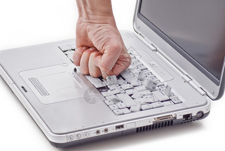 玩创造罢工白色背景上被手损坏的膝型笔记本电脑键盘图片