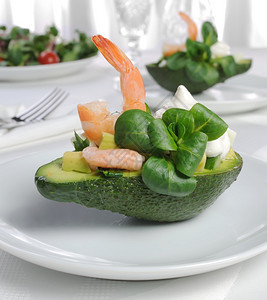自制饮食健康鳄梨和虾的开胃菜图片