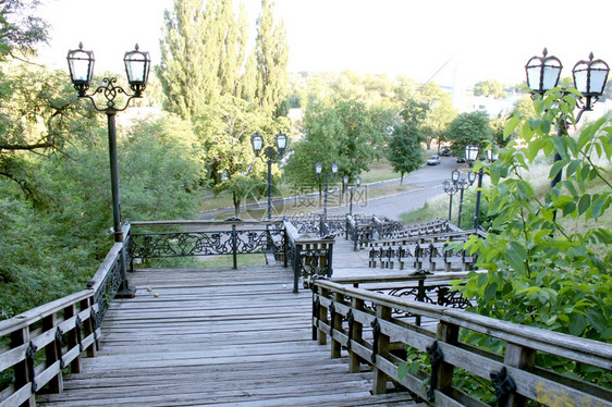 栏杆梯子城市公园的木制楼梯城市公园的好木制楼梯图片